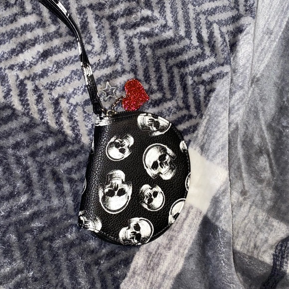 NWOT Music Lover Skull Print Wristlet - Picture 4 of 9